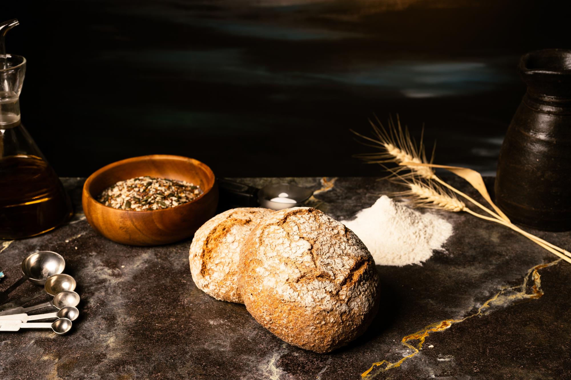 Rustikales Brot mit Mehl bestäubt